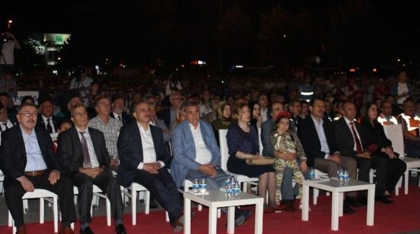 Darbe Teşebb&uuml;s&uuml; Akşamı Tankların Altına Yatanlar Yaşadıklarını Anlattı