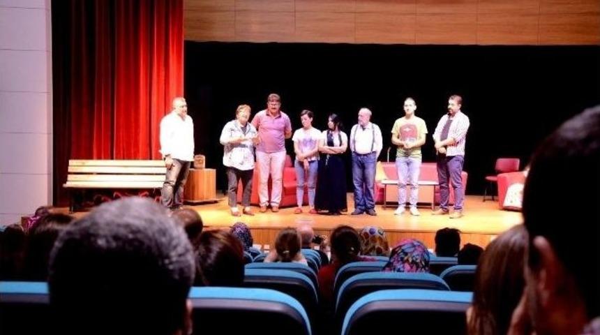 &rsquo;bizimkiler&rsquo; Tiyatro Oyunu Boz&uuml;y&uuml;k&rsquo;te İzleyicisi İle Buluştu