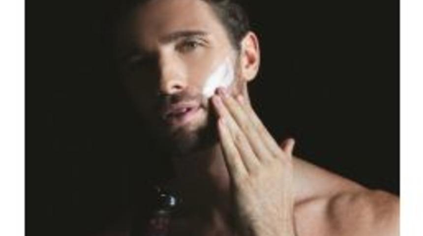 Erkekler Cildine &Ouml;zel &Uuml;r&uuml;nlerle Bakıyor