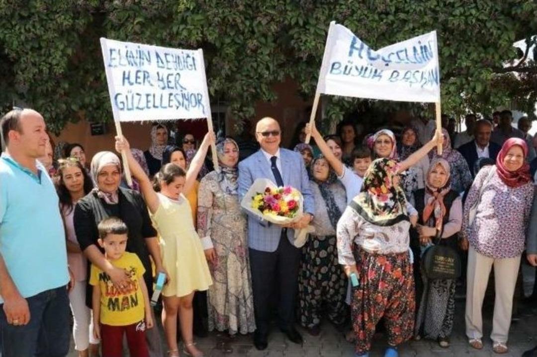 Başkan Erg&uuml;n Karak&ouml;y&rsquo;de Pilav Dağıttı Vatandaşla Buluştu