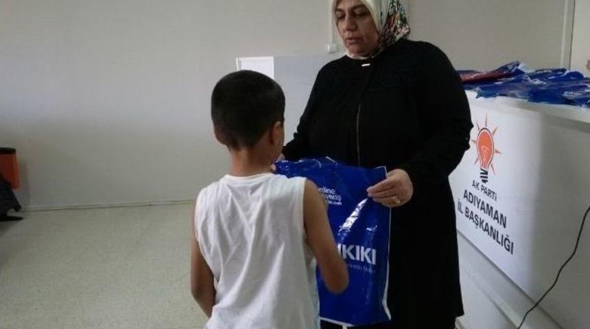 Ak Partili Kadınlar Yetimlerin Y&uuml;z&uuml;n&uuml; G&uuml;ld&uuml;rd&uuml;