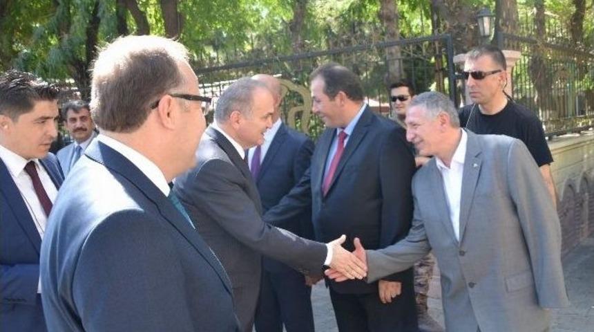 Bakan &Ouml;zl&uuml;: "birileri T&uuml;rkiye&rsquo;yi Karıştırmak İstiyor"