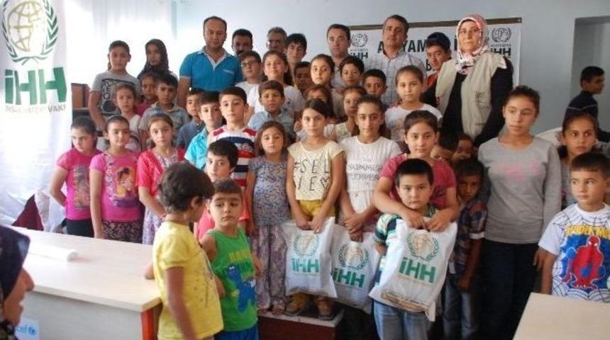 İhh Yetimlere Bayramlık Dağıttı