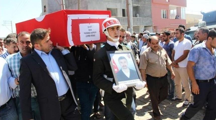 Şehit Korucu K&uuml;rt&ccedil;e Ağıtlarla Defnedildi