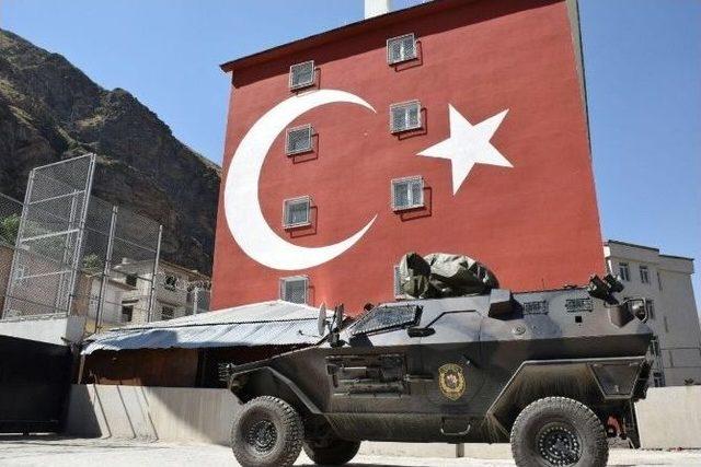 Çatak Emniyet Amirliği Binası Türk Bayrağı Resmi