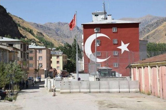 Çatak Emniyet Amirliği Binası Türk Bayrağı Resmi