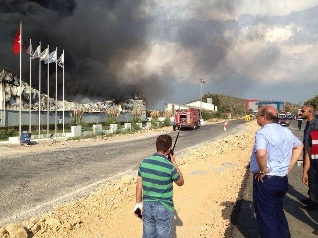 Milas’ta Yangın Fabrikayı Kül Etti