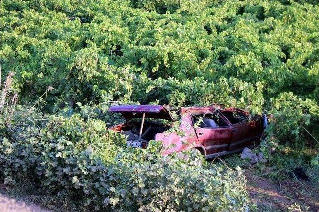 Manisa’da Otomobil Üzüm Bağına Uçtu: 1 Ölü, 1 Yaralı