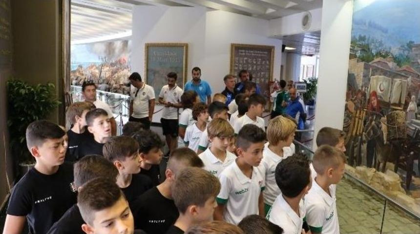 Minik Futbolcular &Ccedil;anakkale Şehitleri Anıtı&rsquo;nı Gezdi