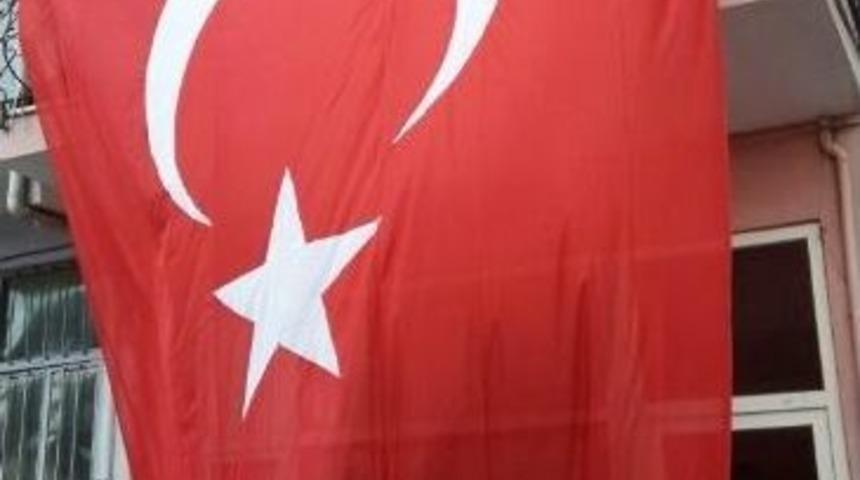 Şehidin Baba Ocağı Bayraklarla Donatıldı