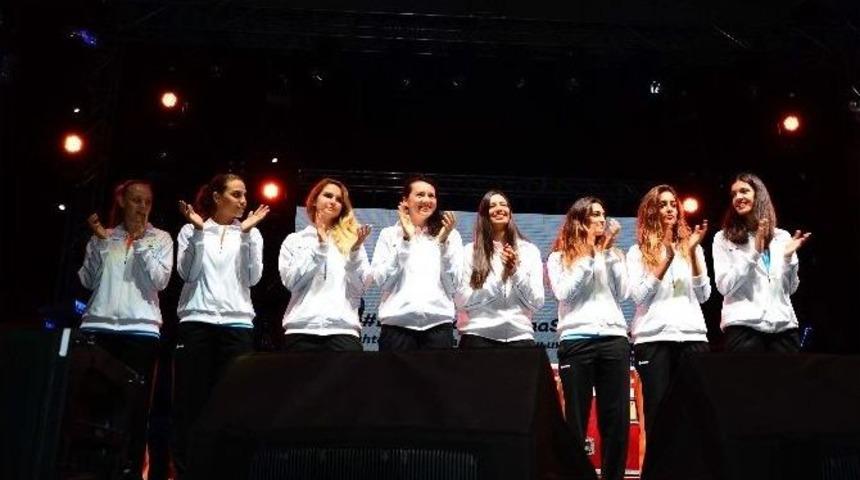 Beylikd&uuml;z&uuml;&rsquo;n&uuml;n Bayan Voleybolcuları İl&ccedil;eye Tanıtıldı