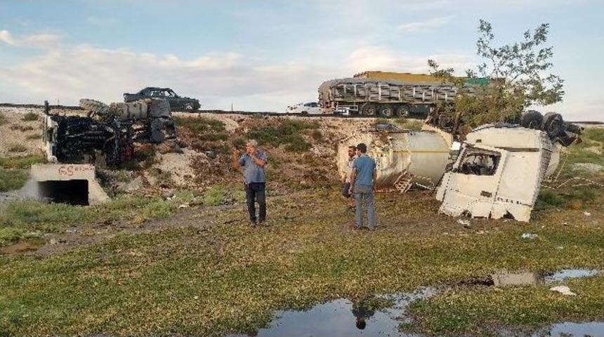 Kazada Tır &Uuml;&ccedil; Par&ccedil;aya Ayrıldı