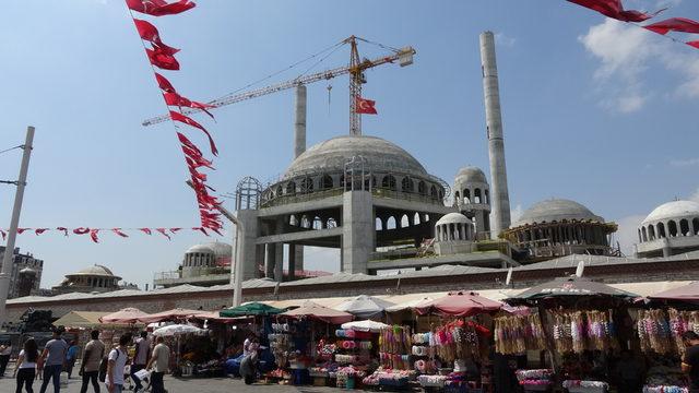 Taksim Meydanı'nda intihar girişimi-1