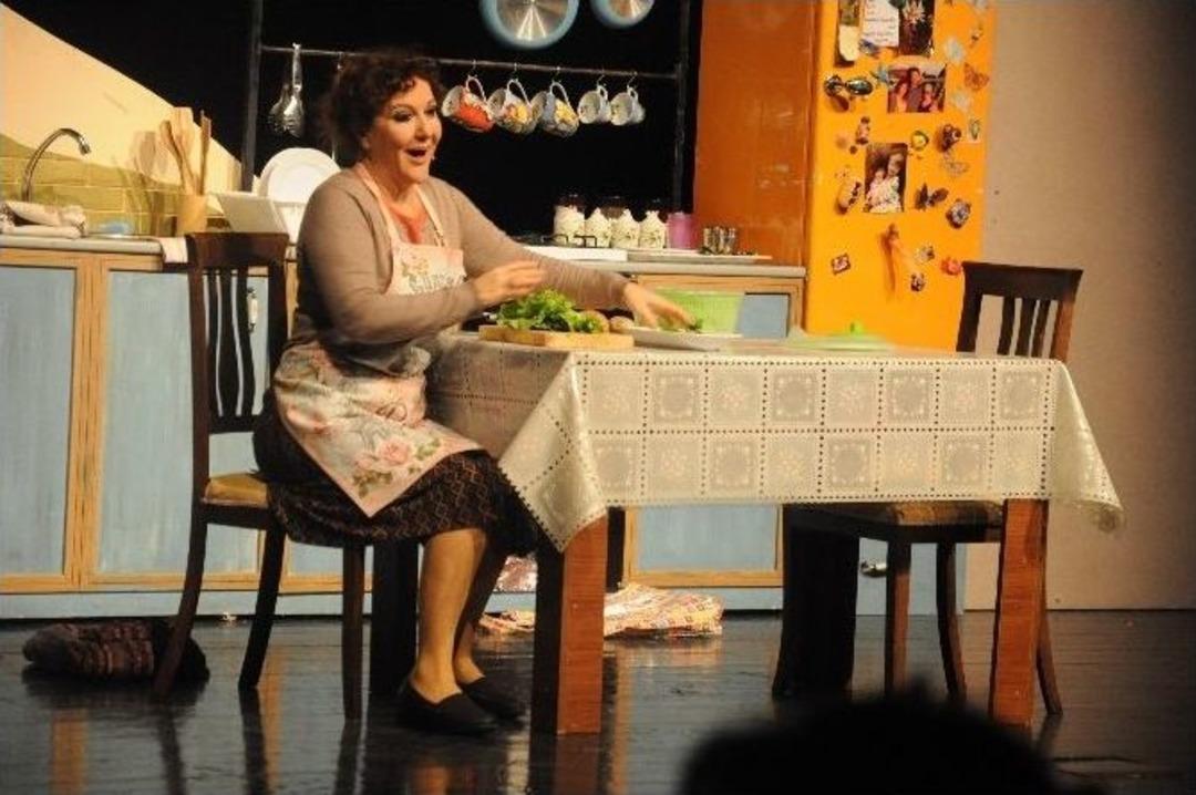 Tiyatroya Doyacağız