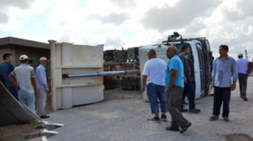 Kum Y&uuml;kl&uuml; Kamyon Devrildi, S&uuml;r&uuml;c&uuml;s&uuml; Yaralandı