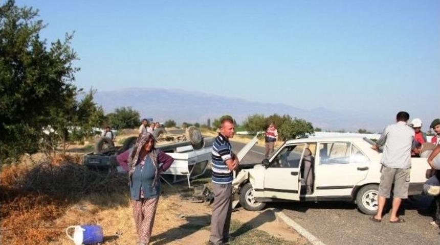 &Uuml;z&uuml;m İş&ccedil;ilerini Taşıyan Ara&ccedil; Kaza Yaptı