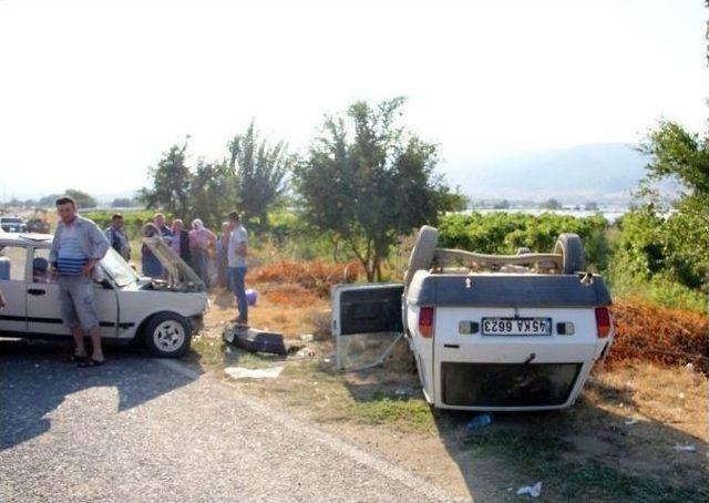 Üzüm İşçilerini Taşıyan Araç Kaza Yaptı