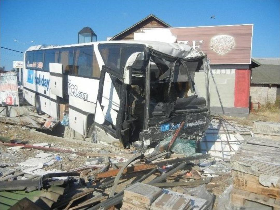 Edremit&rsquo;te Tur Otob&uuml;s&uuml; Faciası: 2 &Ouml;l&uuml;