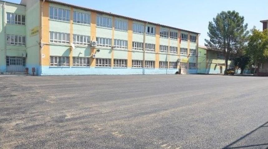 Kahta Belediyesi İmam Hatip Lisesi Bah&ccedil;esini Asfaltladı