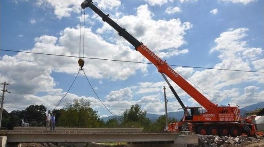 Eşme Maden Deresi K&ouml;pr&uuml;s&uuml;&rsquo;n&uuml;n Kirişleri Yerleştirildi