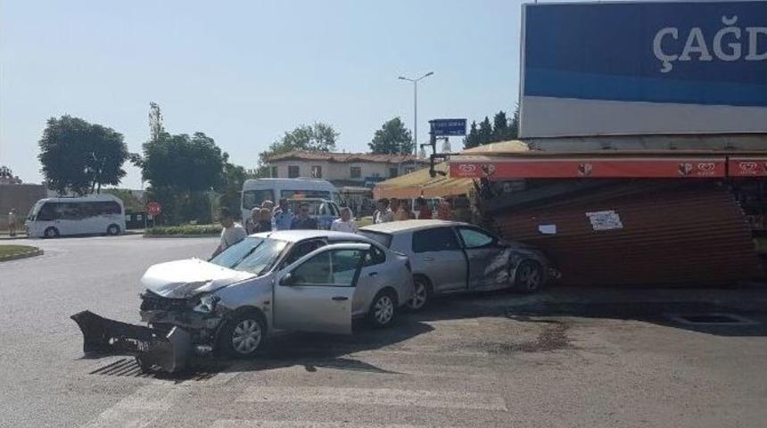 Antalya’da Otomobil Markete Girdi: 1 Yaralı