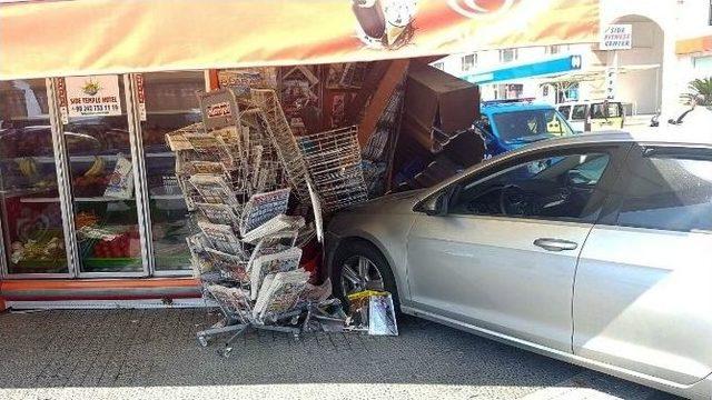 Antalya’da Otomobil Markete Girdi: 1 Yaralı