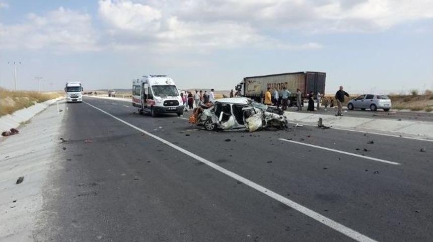 Afyonkarahisar&rsquo;da Trafik Kazası: 5 &Ouml;l&uuml;, 4 Yaralı