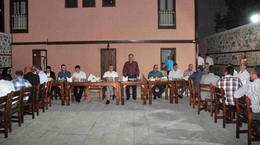 Akşehir Belediyesi&rsquo;nden Demokrasi N&ouml;betlerine Katkı Sağlayanlara Teşekk&uuml;r Yemeği