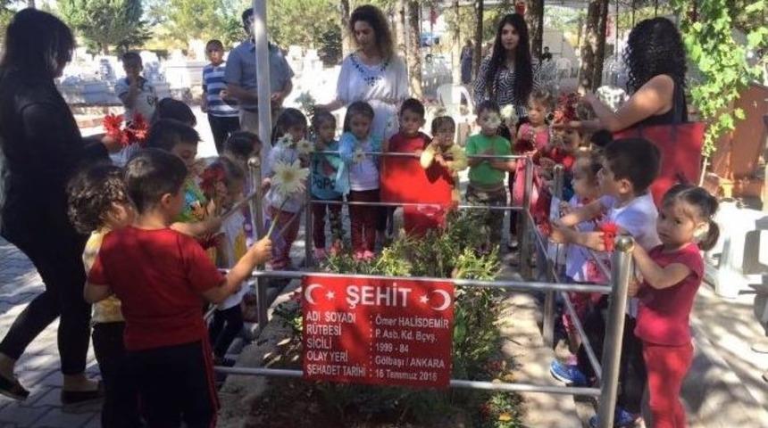 30 Minik Kalpler Kreşi &Ouml;ğrencisi Kahraman Şehidin Kabrini Ziyaret Etti