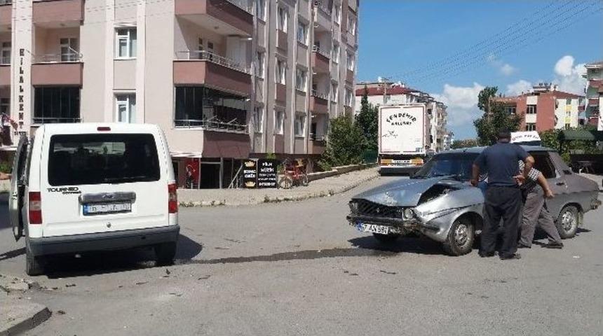 Kamyonet İle Otomobil &Ccedil;arpıştı: 1 Yaralı