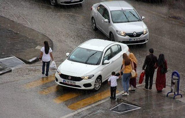 Erzurum’da Sağanak Yağmur Su Baskınlarına Neden Oldu