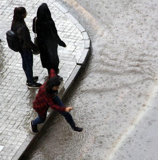 Erzurum’da Sağanak Yağmur Su Baskınlarına Neden Oldu