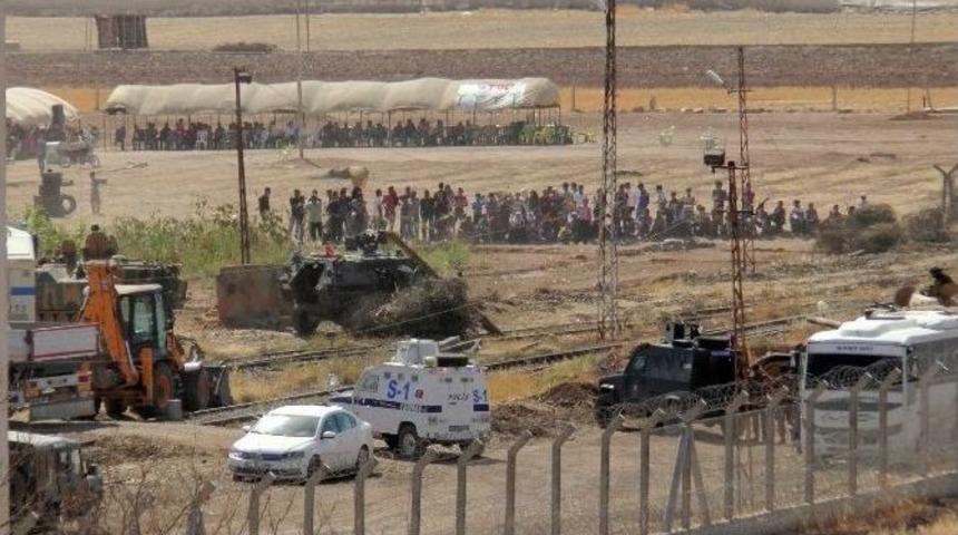 Kobanililerin Sınırdaki Duvar Taşkınlığı Devam Ediyor
