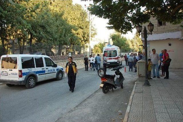 Alay Komutanlığı Önünde Sopalı, Levyeli Kavga: 3 Yaralı