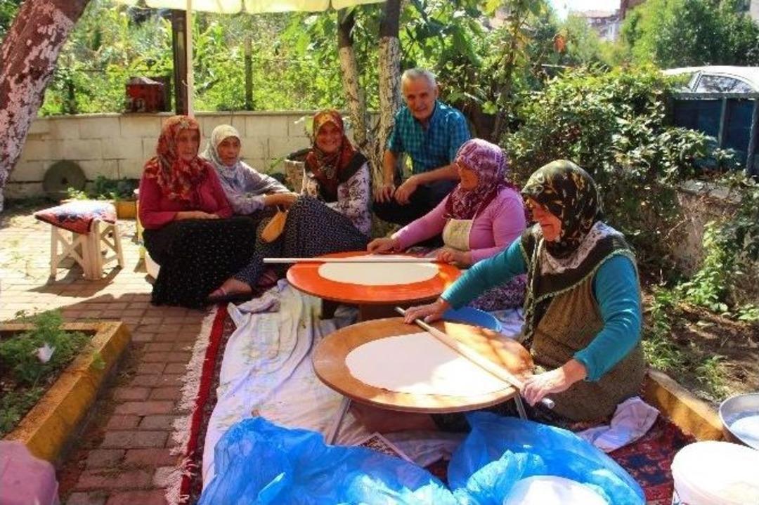 Mahalleli Bayanlar İmece Usul&uuml; Kışa Hazırlanıyor