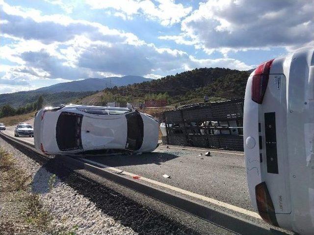 Kastamonu’da Sıfır Araçları Taşıyan Tır Devrildi