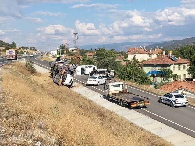 Kastamonu’da Sıfır Araçları Taşıyan Tır Devrildi