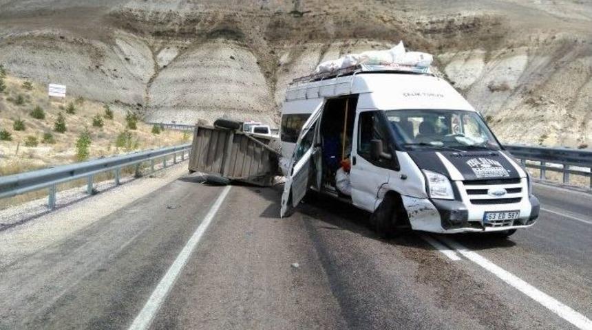 Mevsimlik İş&ccedil;ileri Taşıyan Minib&uuml;s Devrildi : 11 Yaralı