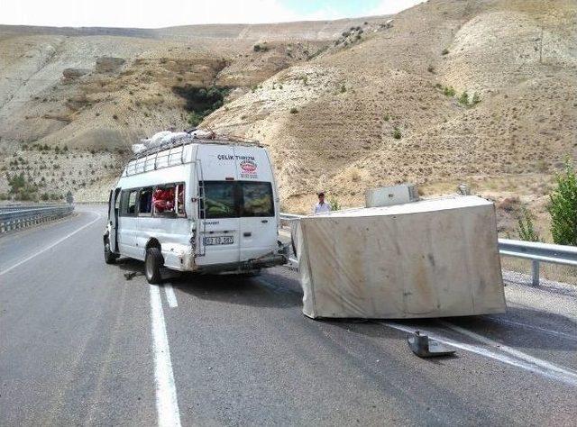 Mevsimlik İşçileri Taşıyan Minibüs Devrildi : 11 Yaralı