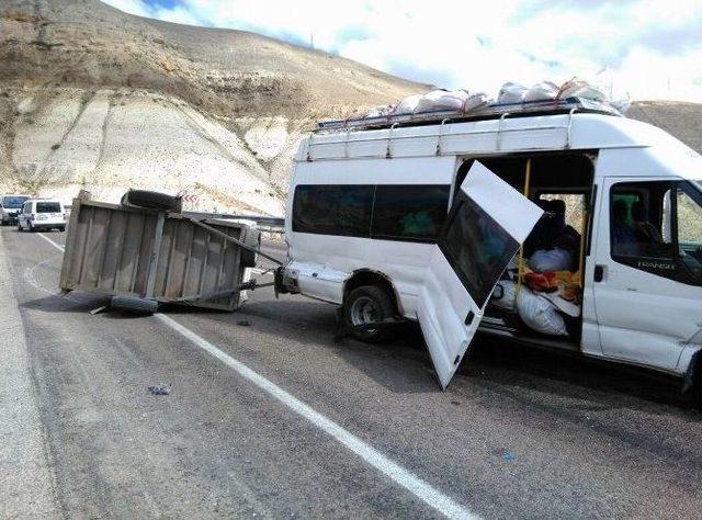 Mevsimlik İşçileri Taşıyan Minibüs Devrildi : 11 Yaralı