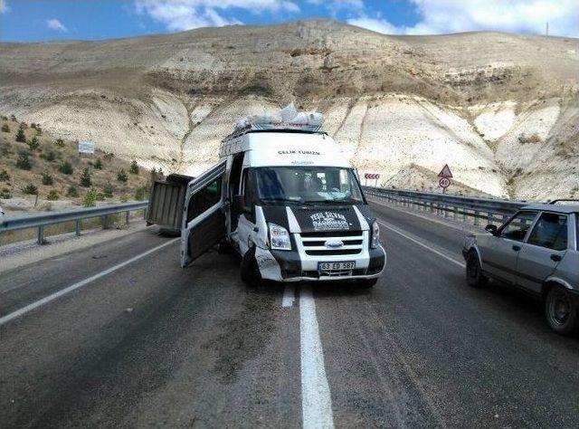 Mevsimlik İşçileri Taşıyan Minibüs Devrildi : 11 Yaralı