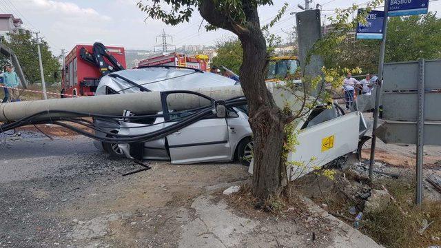 Önce durakta bekleyen yayaya, sonra direğe çarptı: 2 ölü