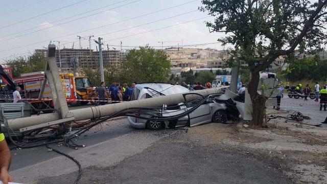 Önce durakta bekleyen yayaya, sonra direğe çarptı: 2 ölü