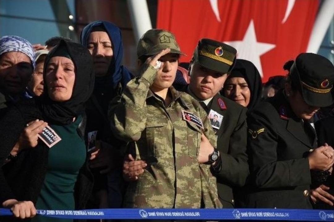 Şehit Ağabeyini &Uuml;niformasıyla, Asker Selamıyla Karşıladı