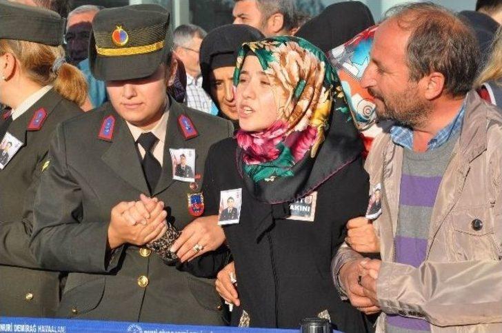 Şehit Ağabeyini Üniformasıyla, Asker Selamıyla Karşıladı G1