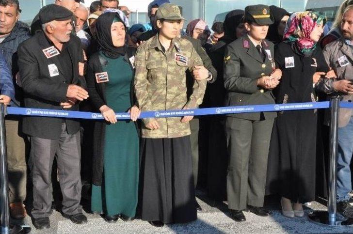 Şehit Ağabeyini Üniformasıyla, Asker Selamıyla Karşıladı G2