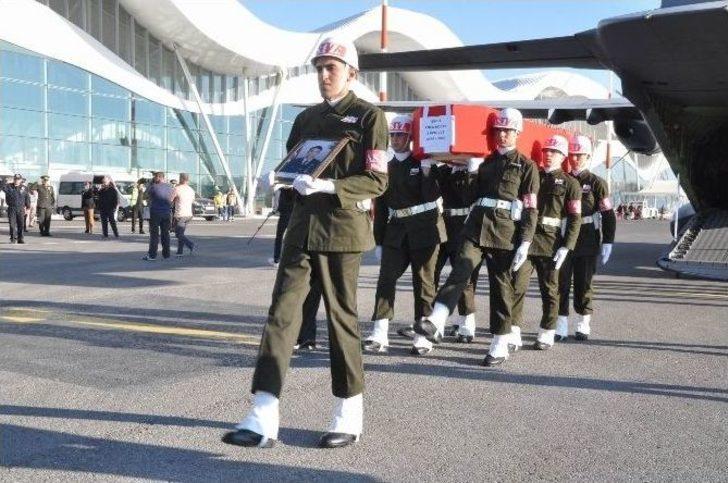 Şehit Ağabeyini Üniformasıyla, Asker Selamıyla Karşıladı G3