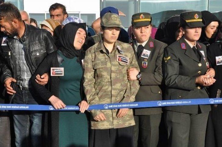 Şehit Ağabeyini Üniformasıyla, Asker Selamıyla Karşıladı G4