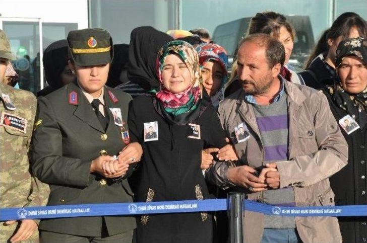 Şehit Ağabeyini Üniformasıyla, Asker Selamıyla Karşıladı G5