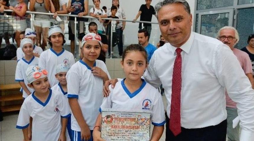 Muratpaşa Belediyesi’nden Yüzücülere Sertifika